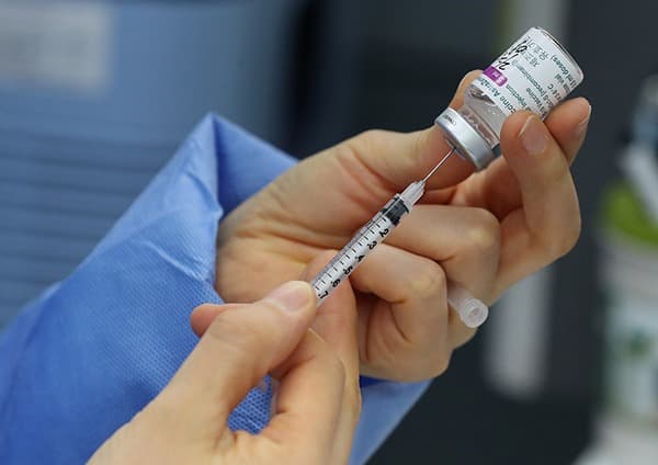 1차 접종률 미국·일본 앞질러…“발생률·치명률도 크게 낮아”