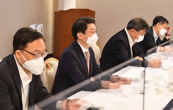 기재차관 “성수품 14개 품목 가격 하락…계란 한판 6503원”