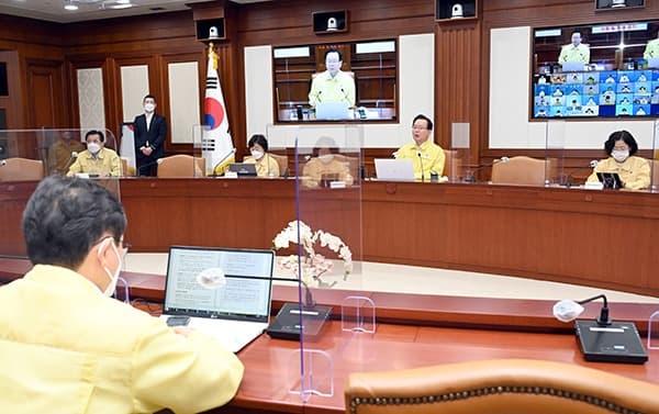 정부, 현행 거리두기 2주 연장…사적모임 인원 제한도 유지