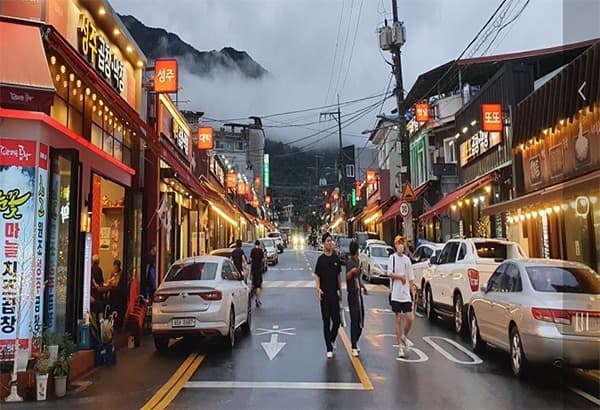 내달 일상회복 첫 단계서 식당·카페 운영시간 제한 해제 검토
