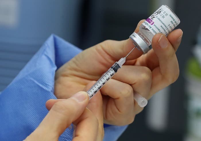 60세 이상, 접종완료자·보호자 공동격리 때만 재택치료 가능
