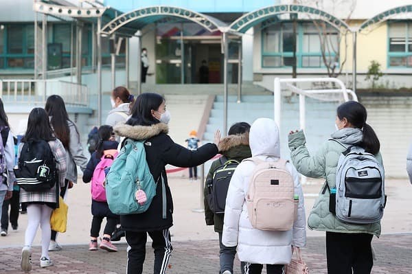 20일부터 학교 밀집도 3분의 2 수준으로…돌봄은 정상 운영