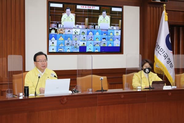 18일부터 사적모임 인원 4인 제한…식당·카페 밤9시까지 영업