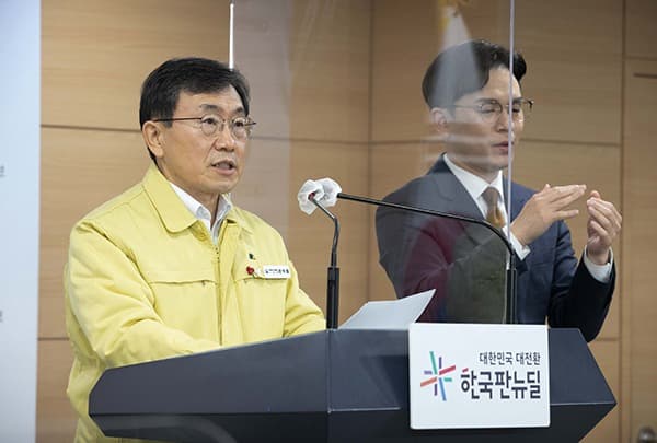 현행 거리두기, 2월 6일까지 3주 연장…“사적모임 4인→6인까지”