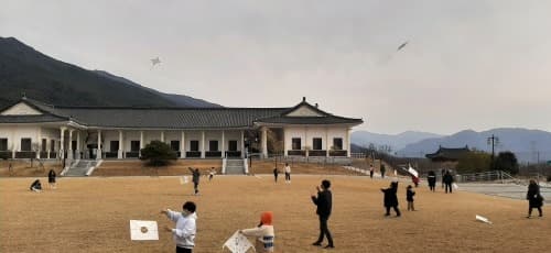 희망을 띄우는 전통 연날리기 체험 실시