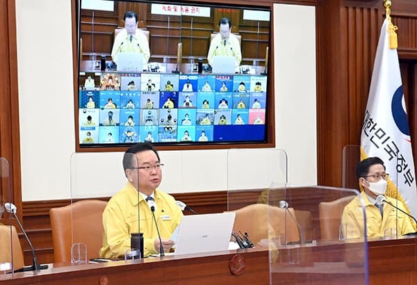 “신속항원검사 키트 안정적 공급…최고가격제 도입까지 검토”