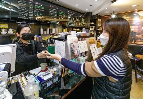다회용기 사용 권장 활동 '다함께 용기내' 자원봉사 운영