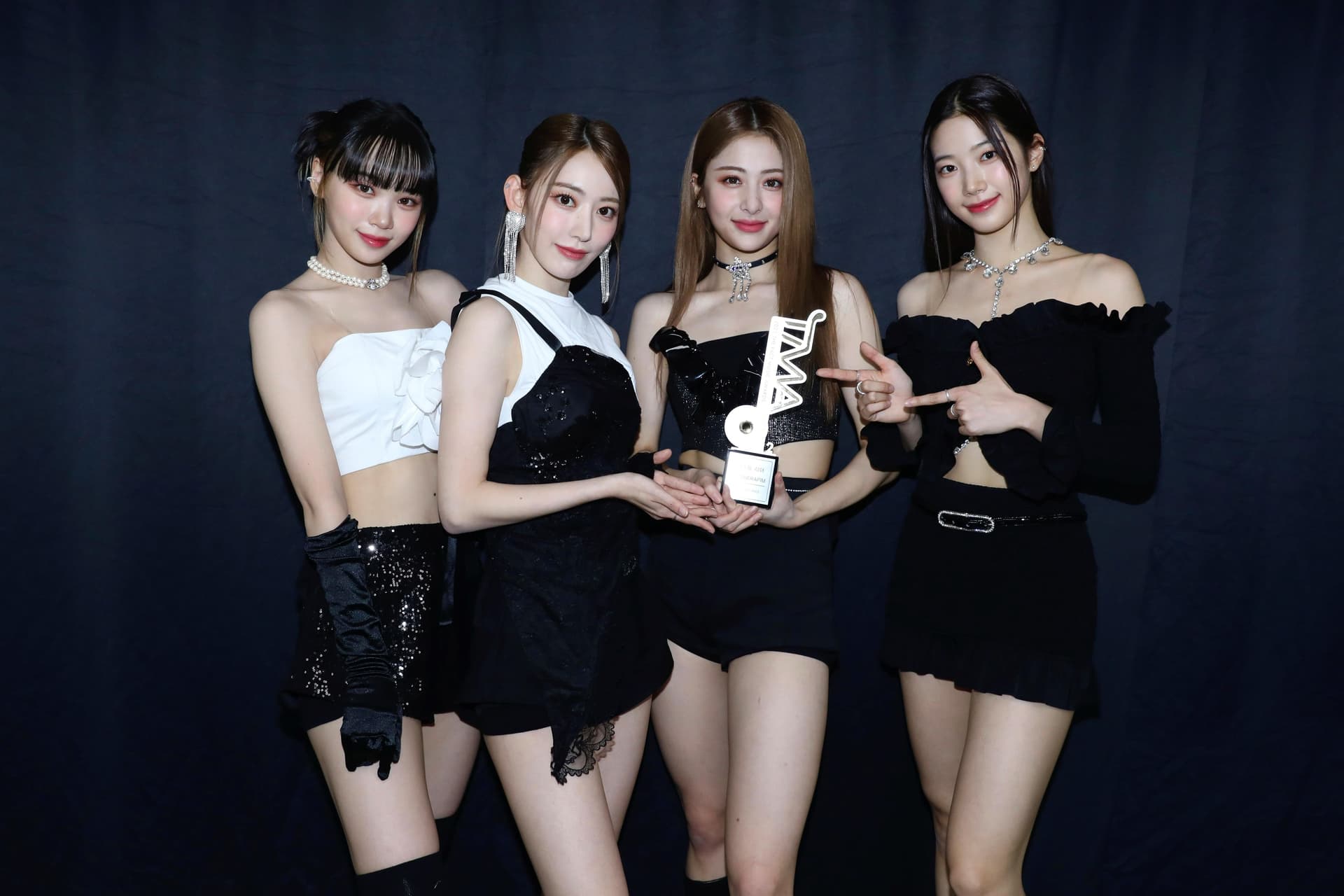 ‘신인상 2관왕’ 르세라핌, ‘2022 더팩트 뮤직 어워즈’ 수상!