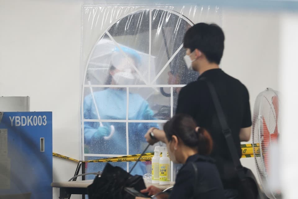 코로나 유행 반등 조짐..."코로나·독감 예방접종에 적극 동참을"