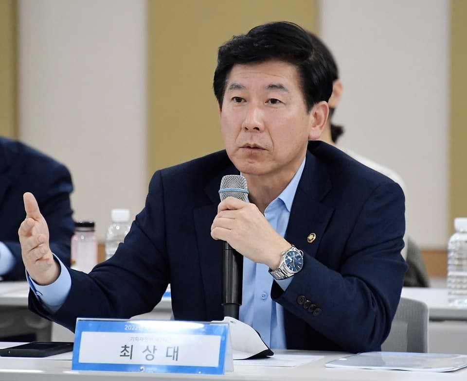 공기업·준정부기관, 정원 등 기준 높여 42곳 줄인다