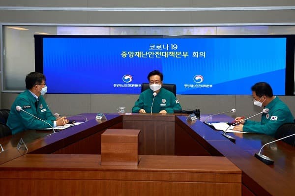 거리두기 없는 설 명절...정부 "빈틈없는 방역체계 가동"
