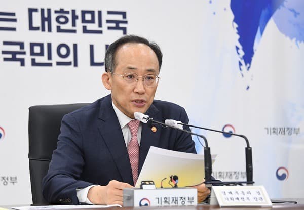 추 부총리 “공동주택 공시가격 18.6% 하락…보유세 2020년보다 줄 것”
