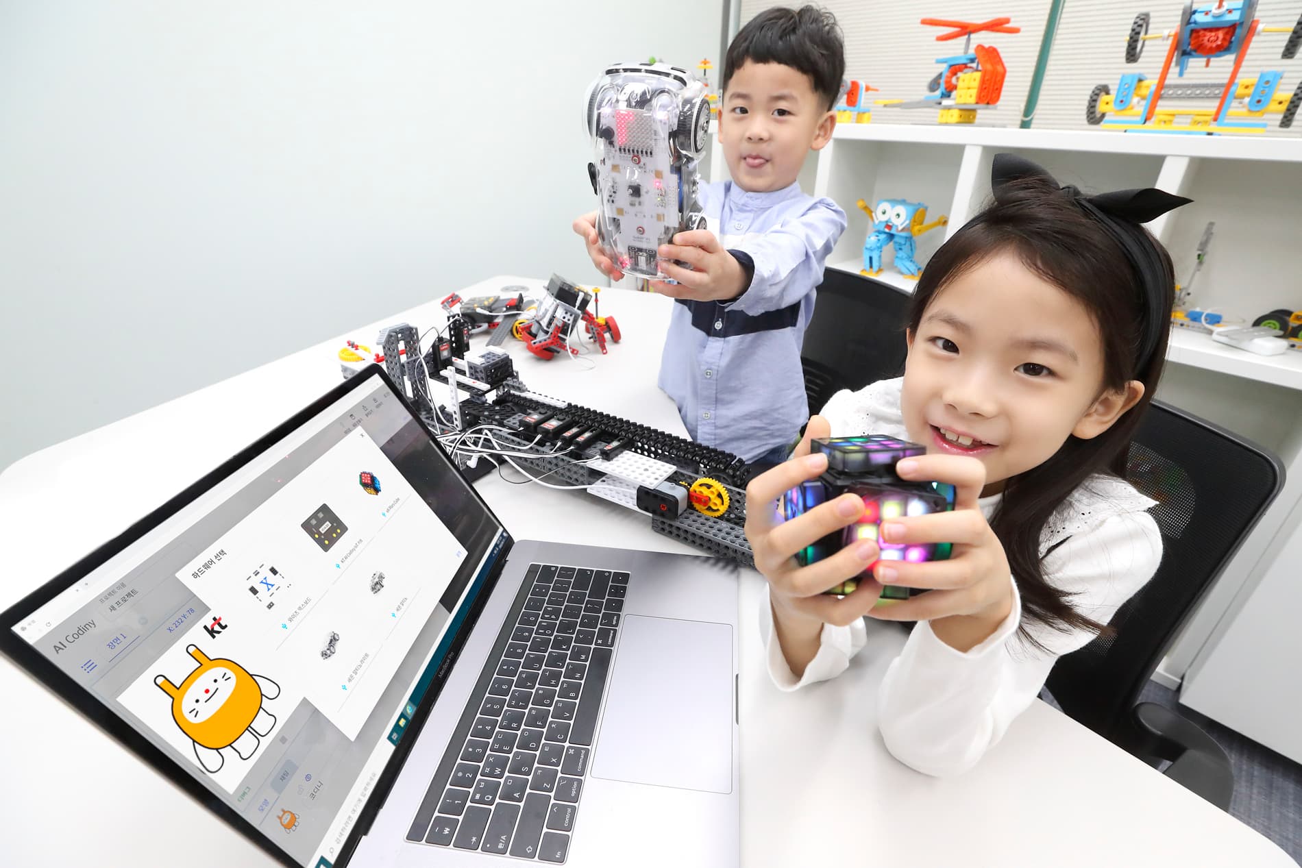 “코딩도 재미있게” KT AI 코디니, AI 로봇 교구 추가