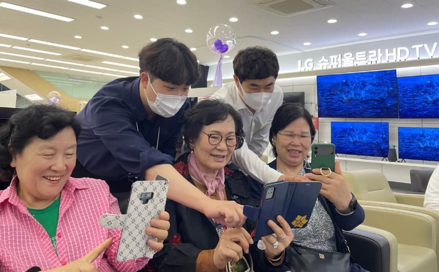 베스트샵, 어르신 IT 강좌 열어…‘용돈 보내기부터 보이스피싱 예방법까지’