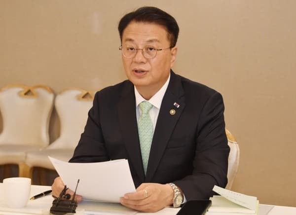 기재부 차관 “경제 하방위험 다소 완화…수출·투자 총력 지원”