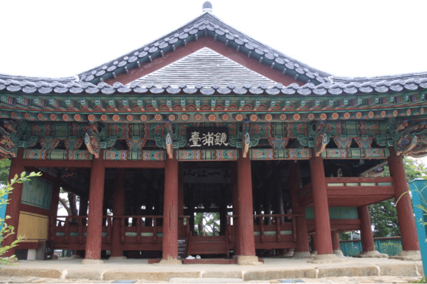 산불로 대피했던 강릉 경포대 현판, 제자리로 돌아온다