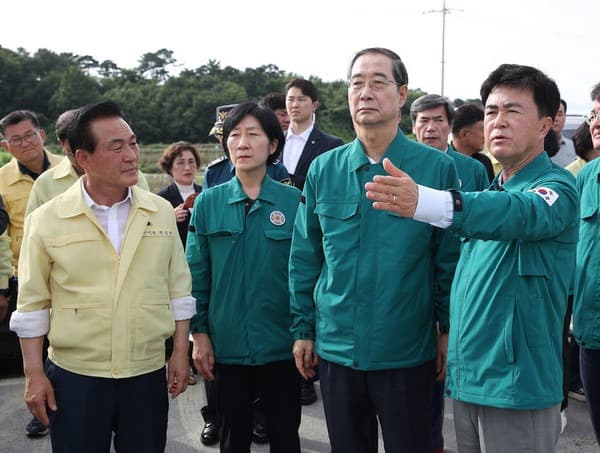 한 총리, 논산천 제방붕괴 현장 응급복구 상황 점검…이재민 위로