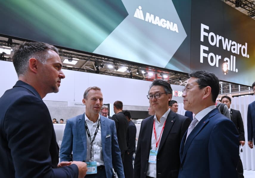 조주완 사장, IAA 2023 전시장서 마그나 부스 찾아 협력 강화