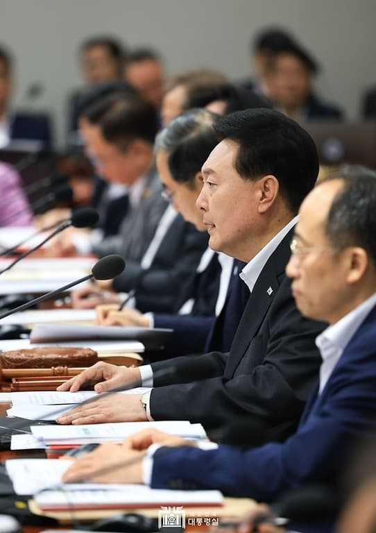 대통령 “한중일 정상회의 적극 추진...인·태지역은 우리 기업들의 핵심 시장”