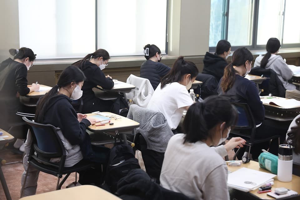 수능 11월 16일…관공서·기업체 출근 시간 늦추고 수도권 지하철 증편