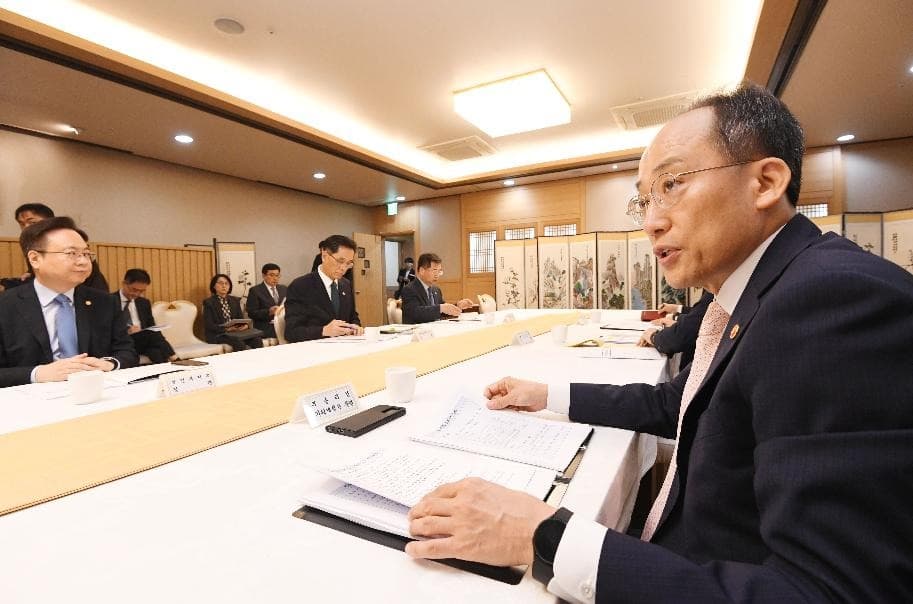 경제부총리 “배추 2주간 2200톤 공급·천일염 50% 할인 지원”