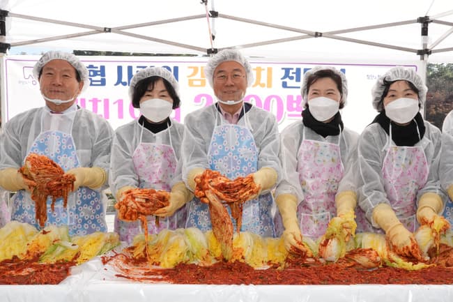 NH농협 성남시지부, 김장 김치 1200상자 기탁 “따뜻한 겨울 나세요”