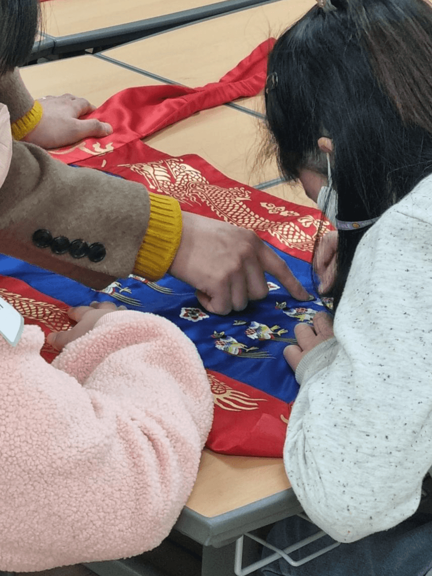 조각천·누에고치 모형 등 촉각교재로 체험하는 ‘왕실혼례복 특별전’