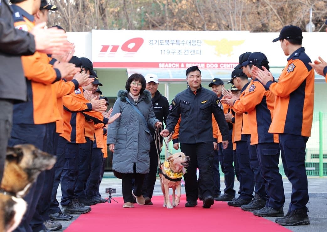 119구조견 아롱 은퇴식…“무거웠던 임무 내려놓고 편안한 노후 보내길”