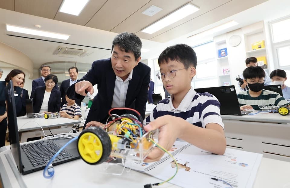 아이 돌봄 걱정 덜어줄 ‘늘봄’학교, 2학기에 전국 초등학교로 확대