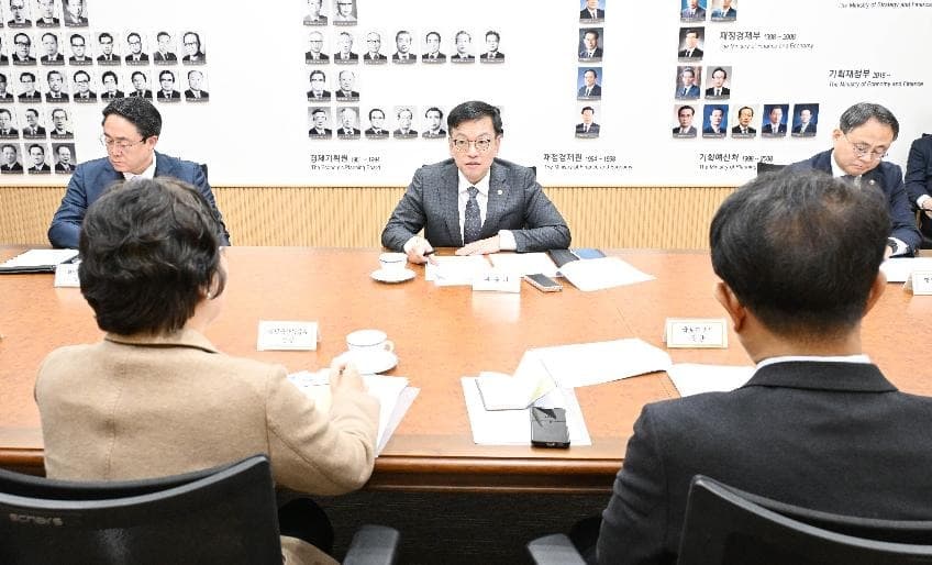 상반기 공공요금 동결…수입과일 늘려 장바구니 가격 안정