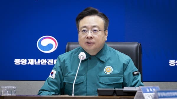 정부 “의대 교수 사직서, 심각한 우려…국민 믿음 저버리지 말기를”