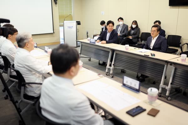 ‘의사 집단행동’ 관련 분당서울대병원 방문한 김동연,  “정부의 밀어붙이기식 의대증원 유감, 전향적으로 대화 임해야”