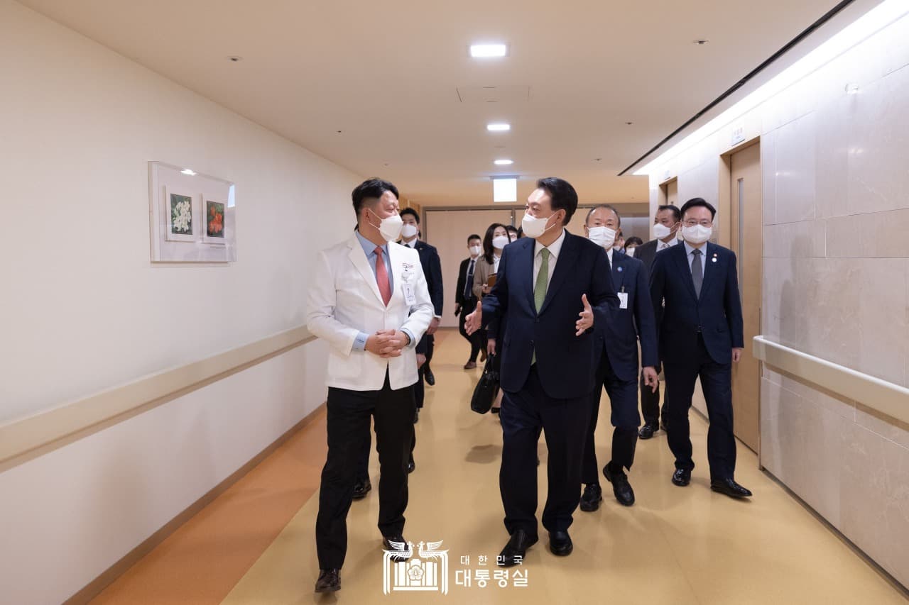 한 총리 “전공의와 대화 물꼬 터…유연히 원칙 지키며 대화 계속”