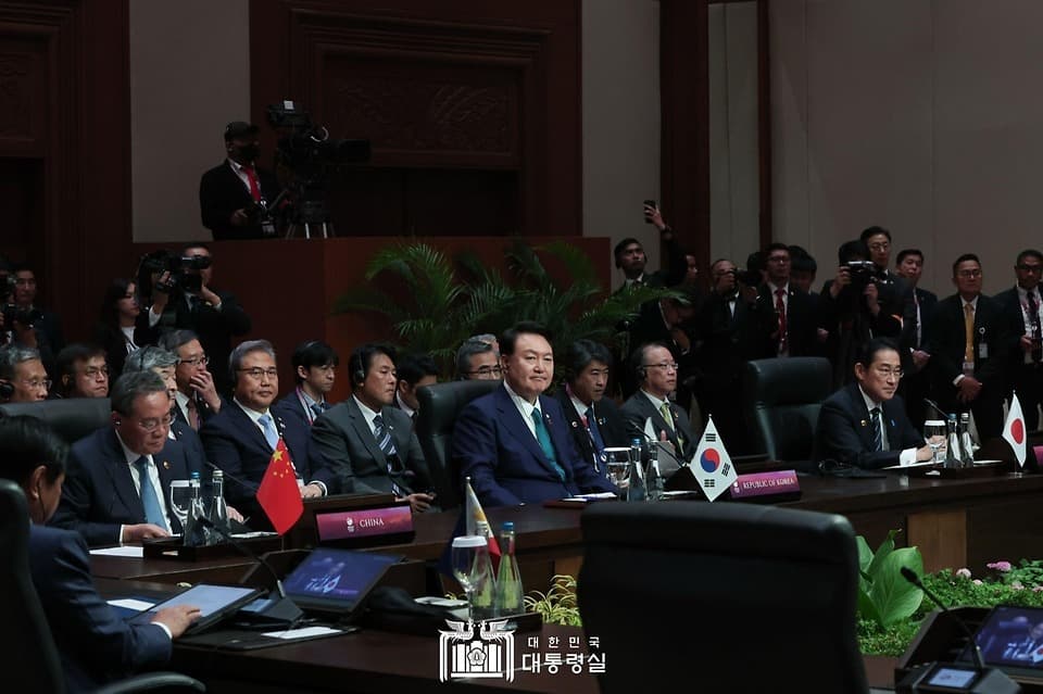 한일중 정상회의 4년 5개월만에 개최…“3국 협력 체제 복원 분기점”