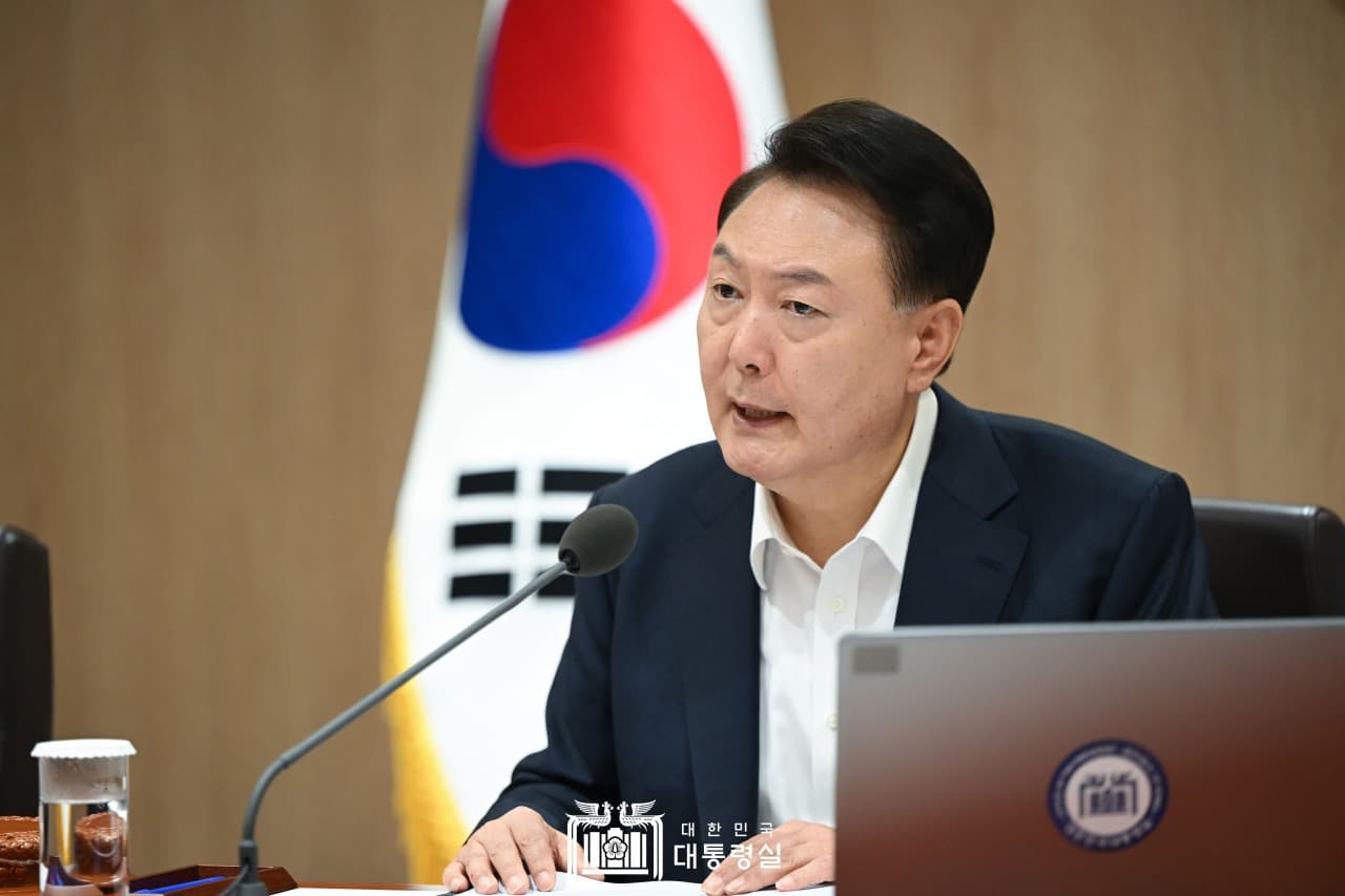 대통령 “소상공인 지원, 현금 살포 아닌 구조적·항구적 대책 추진해야”