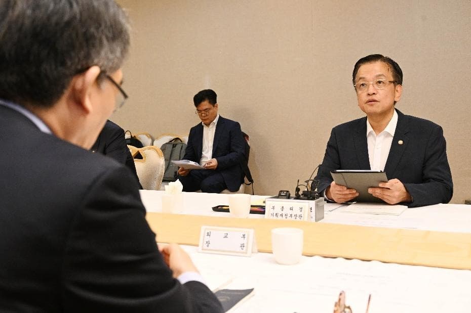 경제부총리 “대외환경 변화에 선제 대응…수출회복 모멘텀 유지”