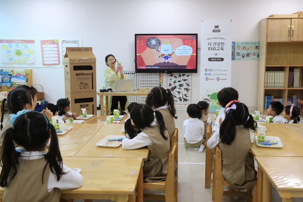 CJ프레시웨이, 경상남도 어린이집서 종이팩 재활용 교육 나서…건강한 식문화 조성