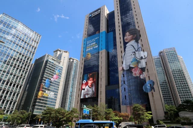 우리은행, 국내 최초 핸드폰끼리 터치 한 번으로 계좌이체 한다