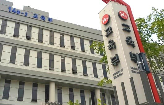 내년 AI 디지털교과서, 영어·수학·정보에 집중…국어·실과는 제외