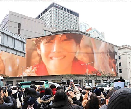 뷔와 박효신의 로맨틱한 듀엣곡, 신세계스퀘어에서 만나보세요