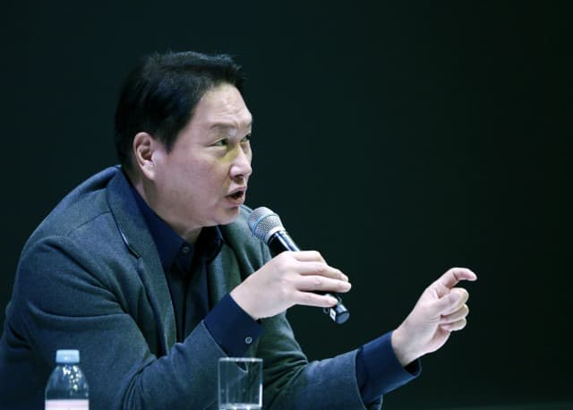 최태원 SK 회장, 미국 CES 찾아 젠슨 황 엔비디아 CEO와 사업 논의