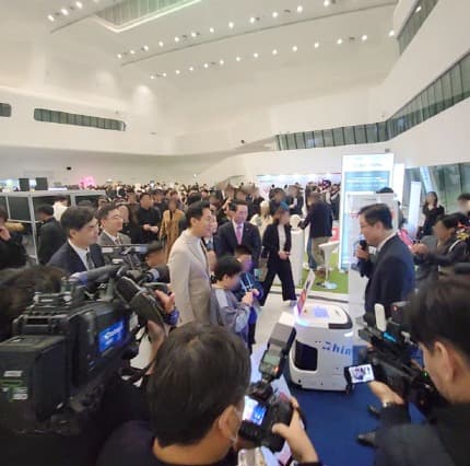 AI 청소로봇 휠리, 서울 AI 페스타 2025 행사장을 깨끗하게 닦아내다