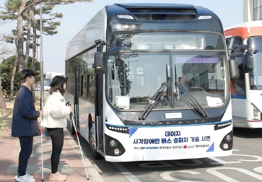 LG유플러스 통신기술로 시각장애인 시내버스 탑승 돕는다