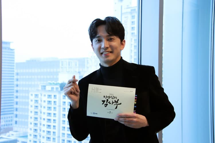 SBS ‘낭만닥터 김사부2’ 윤나무, 훈훈 가득 대본 인증샷 ‘눈길’