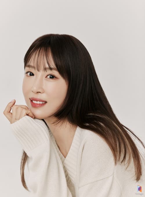 배우 강예원, 깔끔한 모노톤의 새 프로필 사진 공개! 여전한 미모에 ‘눈길’